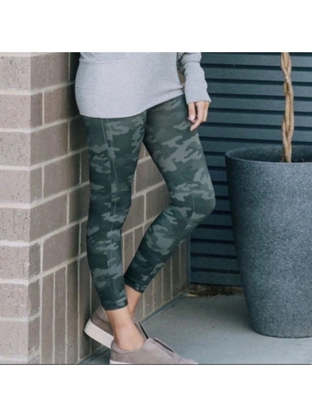 SPANX Look At Me Now Cropped Leggings in Green Camo
